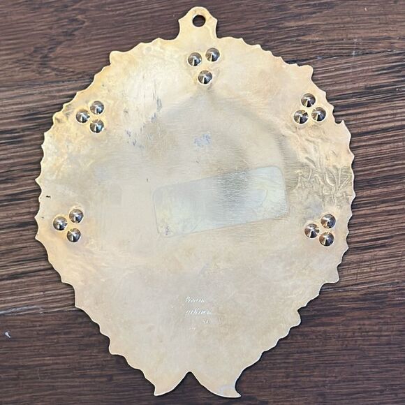 Vtg  1991 Gloria Duchin gold brass Season’s Greetings wreath Christmas ornament - Picture 4 of 5